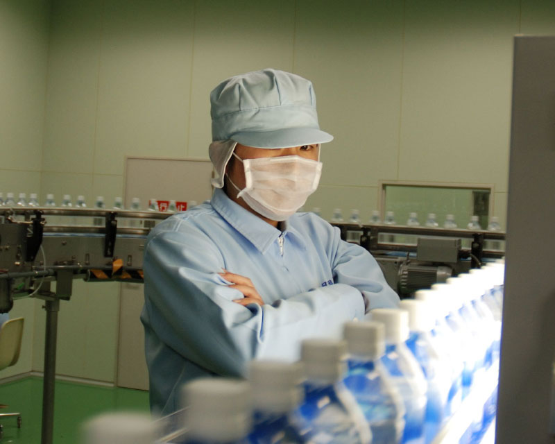 異物検査をしている真剣な表情の男性社員