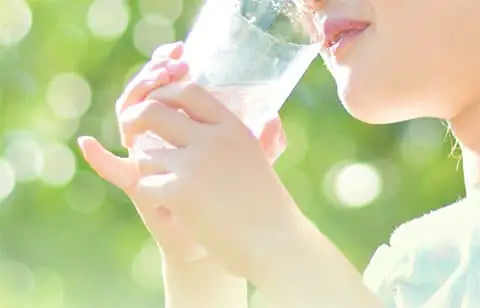グラスの水を飲む少女sp