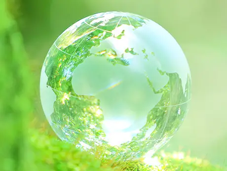 透明の球体に半透明で世界地図が書かれている地球の模型