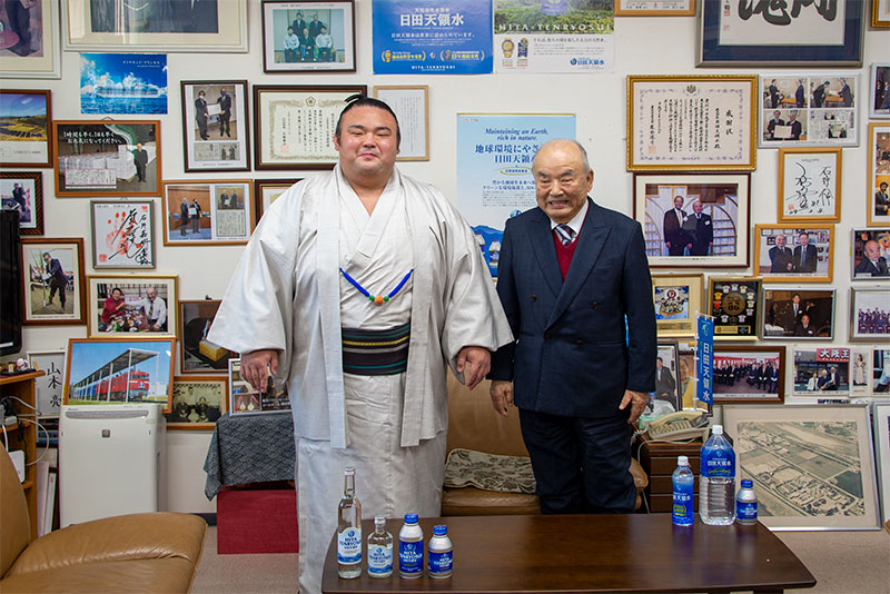 貴景勝関と弊社会長が笑顔で並んでいるところ