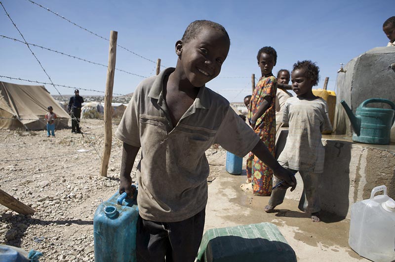水汲みをする子供 UNHCR/F.courbet