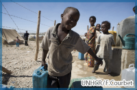 水を運ぶ難民の子供 UNHCR/F.Courbet